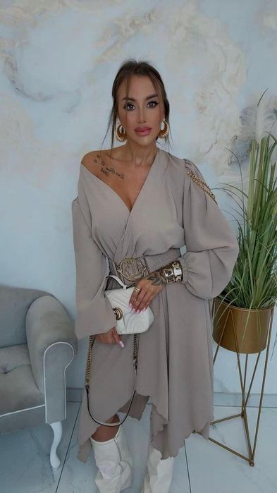 Piękna sukienka z paskiem złoty łańcuszek kolory Lola bianka