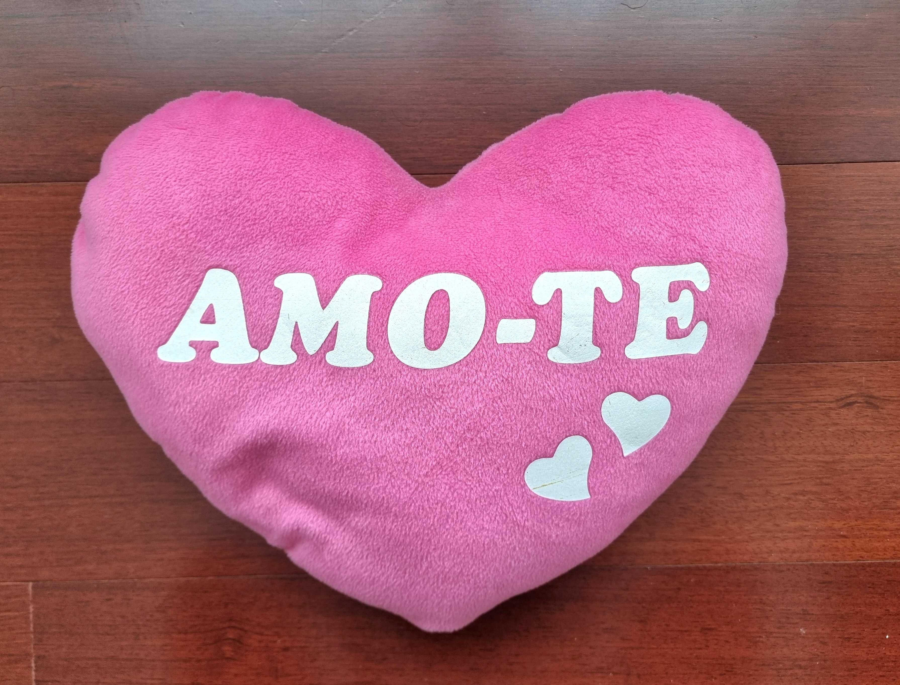 Almofada rosa em formato de coração "AMO-TE"
