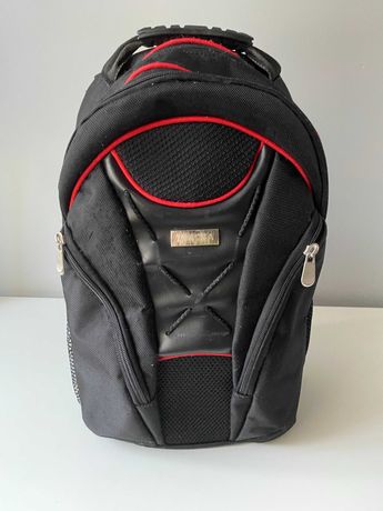 Czarny plecak z czerwonymi obszyciami