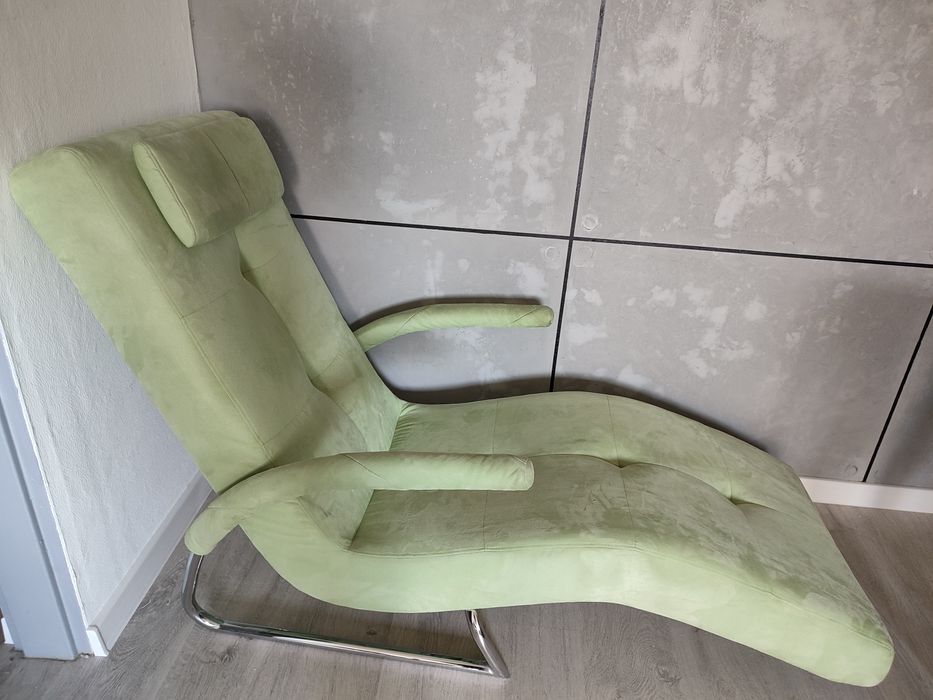 Fotel leżanka w kolorze jasno zielonym