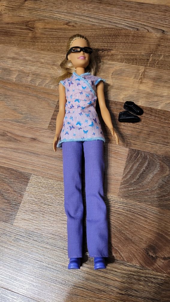 Barbie lalka pielęgniarka z dodatkową parą butów i okularami