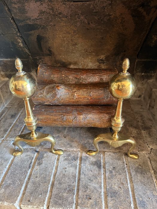 Andirões ou cães de lareira em latão