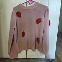 Różowy sweter w truskawki M