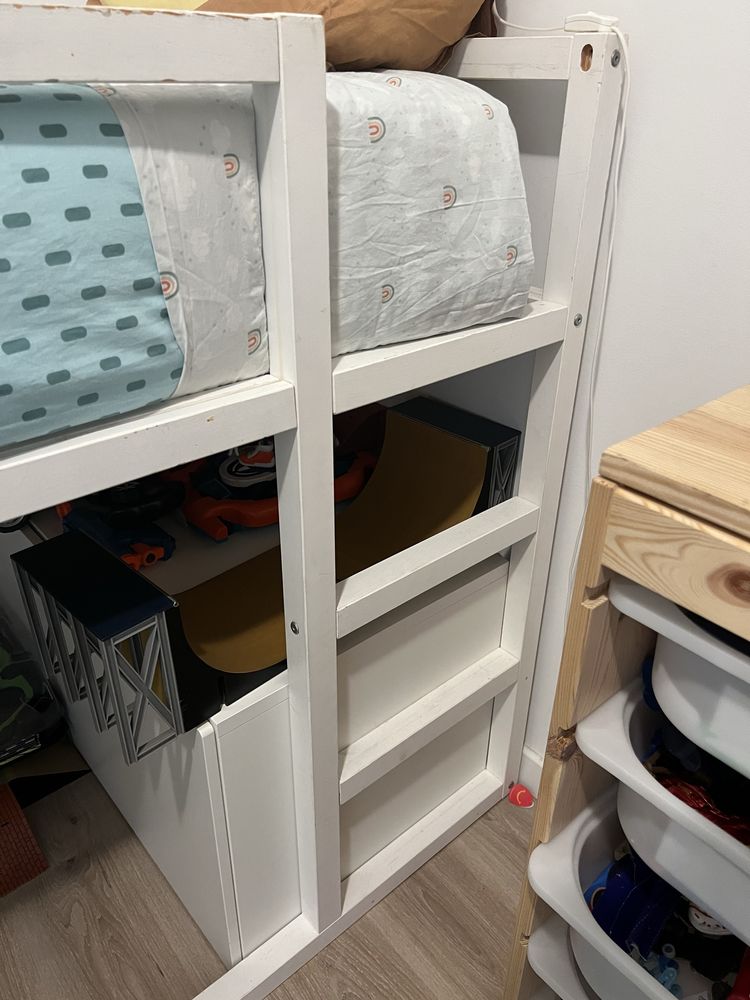Cama Ikea KURA com escadas e gavetas