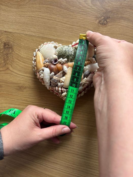 Pudełko z prawdziwymi muszelkami  w kształcie serca, szerokość 14 cm