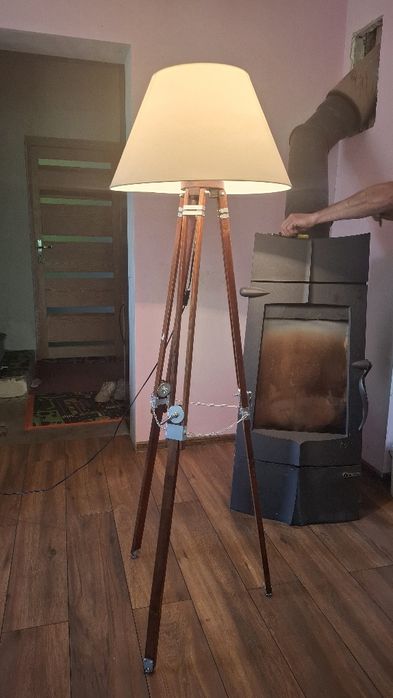 Lampa stojąca trójnóg.