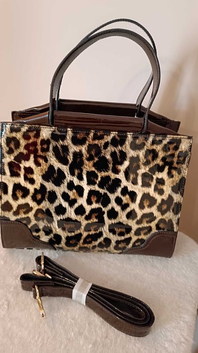 Lakierowana torebka w panterkę