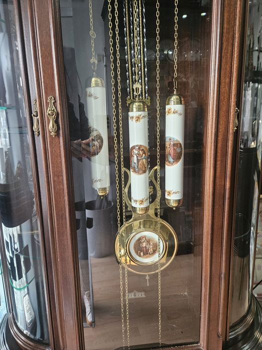 Relógio de sala  de caixa longa, pé alto com móvel