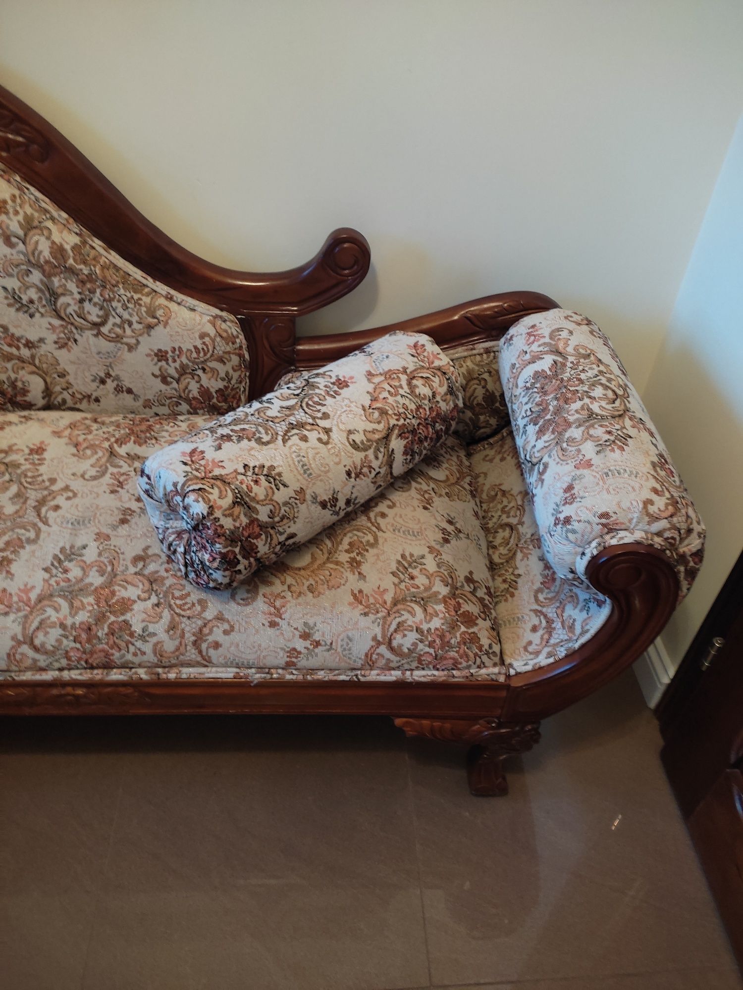 Stylowa rzeźbiona sofa-szezlong