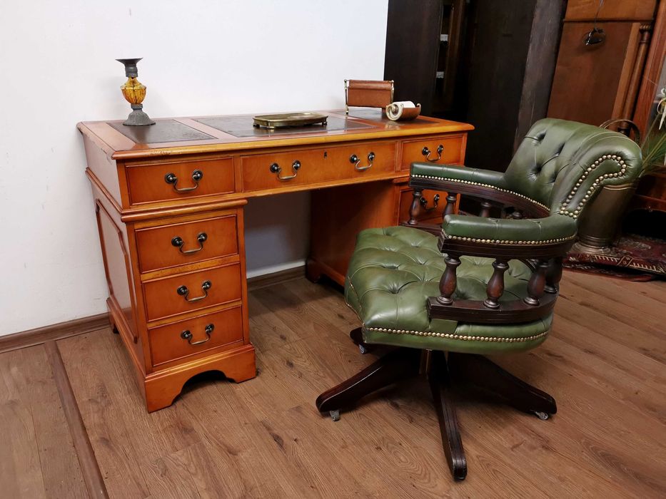 Angielskie   biurko  785/2025