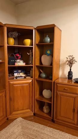 Movel de sala com mesa e cadeiras de refeição.