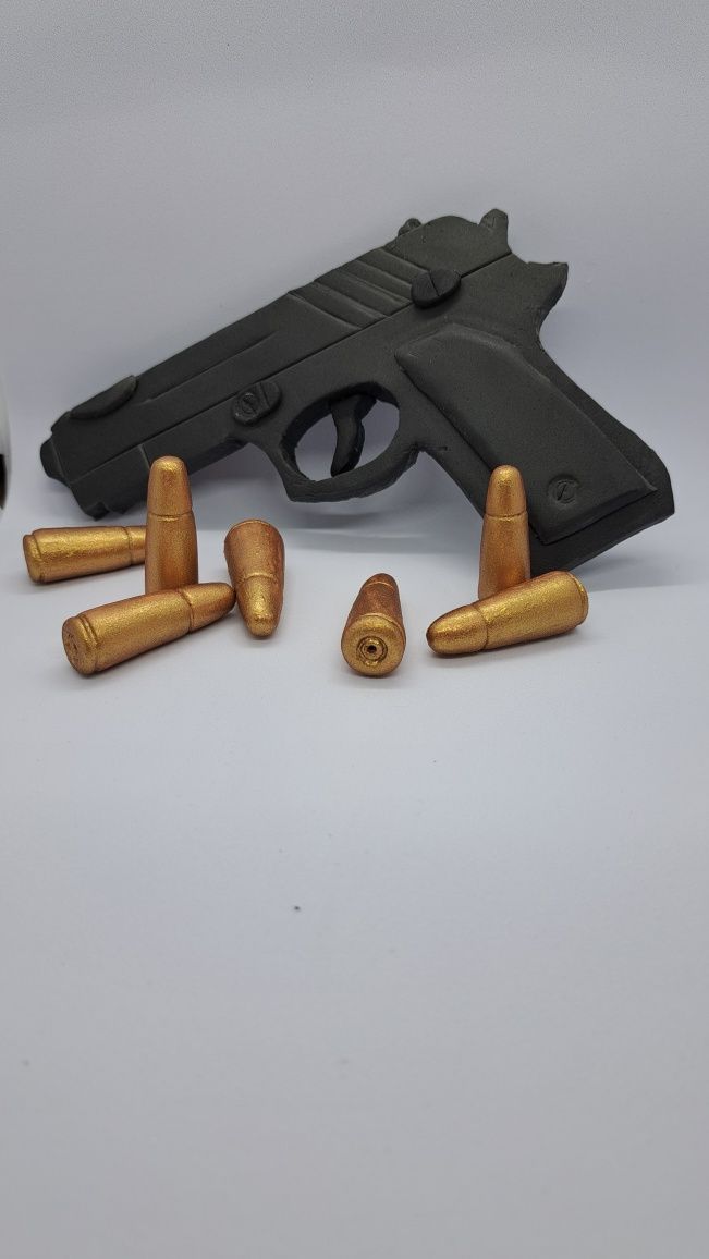 Pistolet i naboje z masy cukrowej