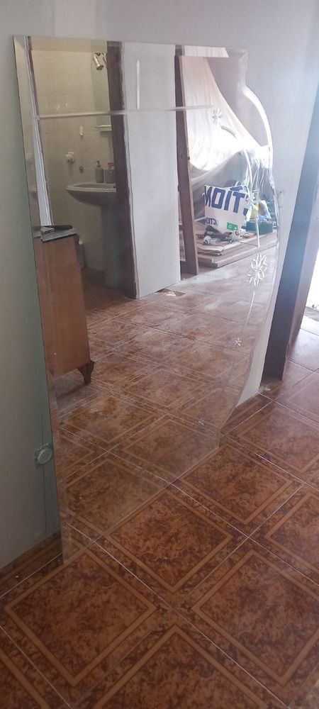 Espelho com ornamento de madeira