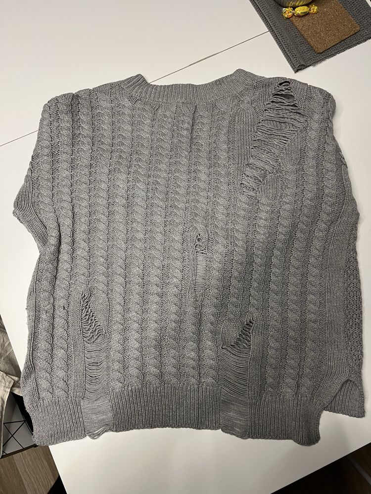 szary luźny sweter oversize z dziurami