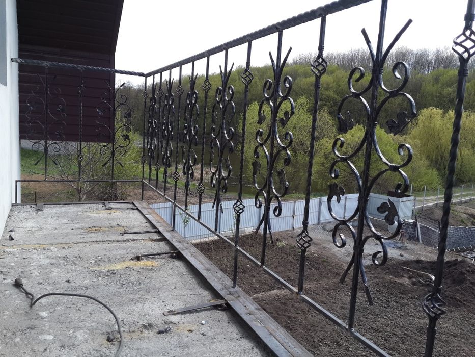 Балкони під металопластикові вікна або під декоративні перила.