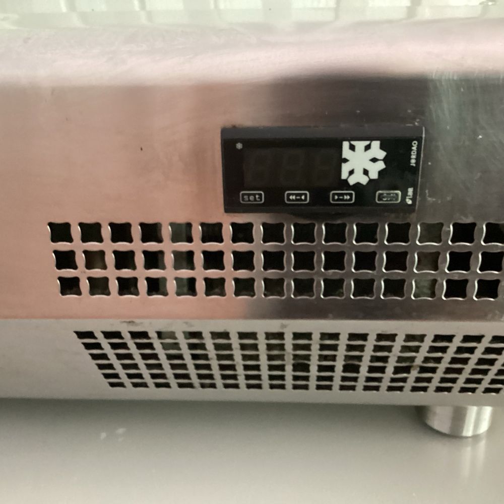 Vitrine com  refrigeração  ( saladette)