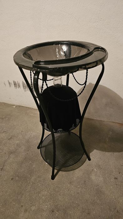 Lavatório em ferro preto com garrafão