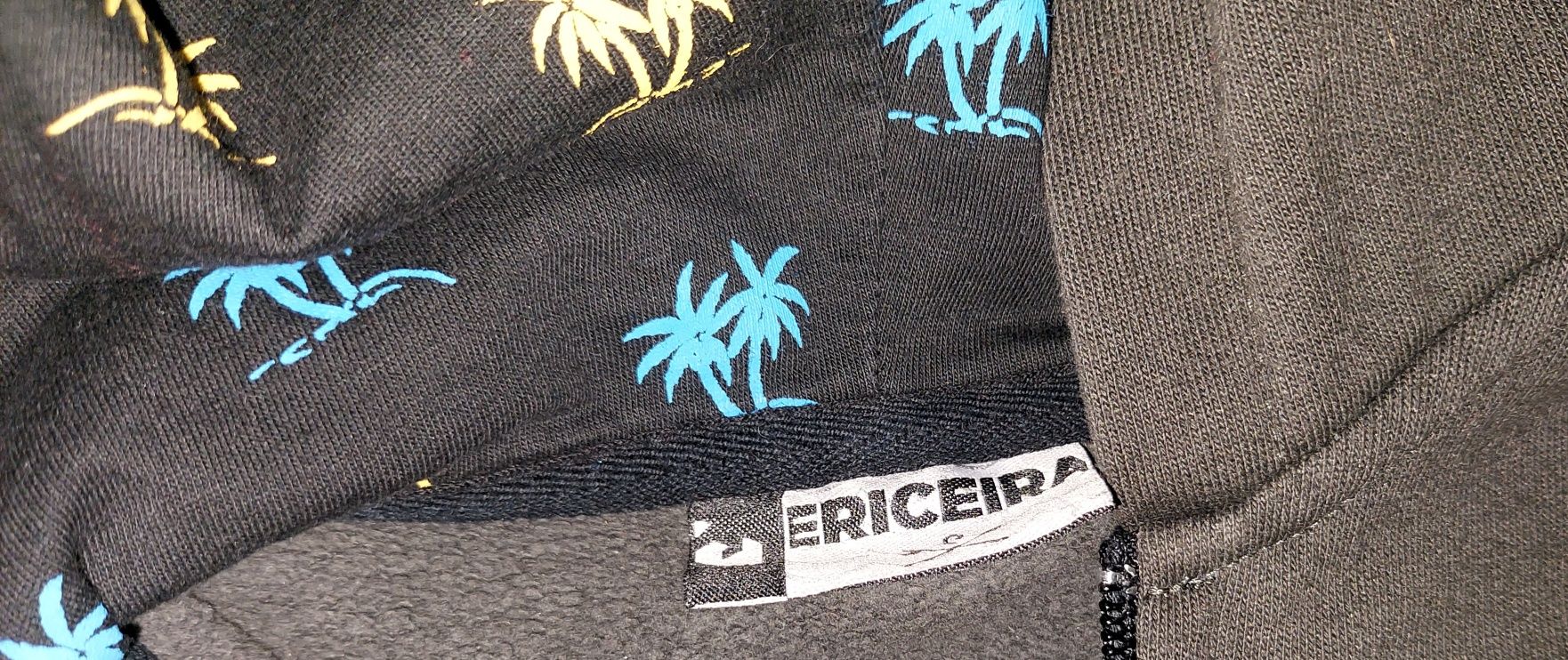 32,50€ Lote 2 casacos Ericeira Surf Shop tamanho 4 anos