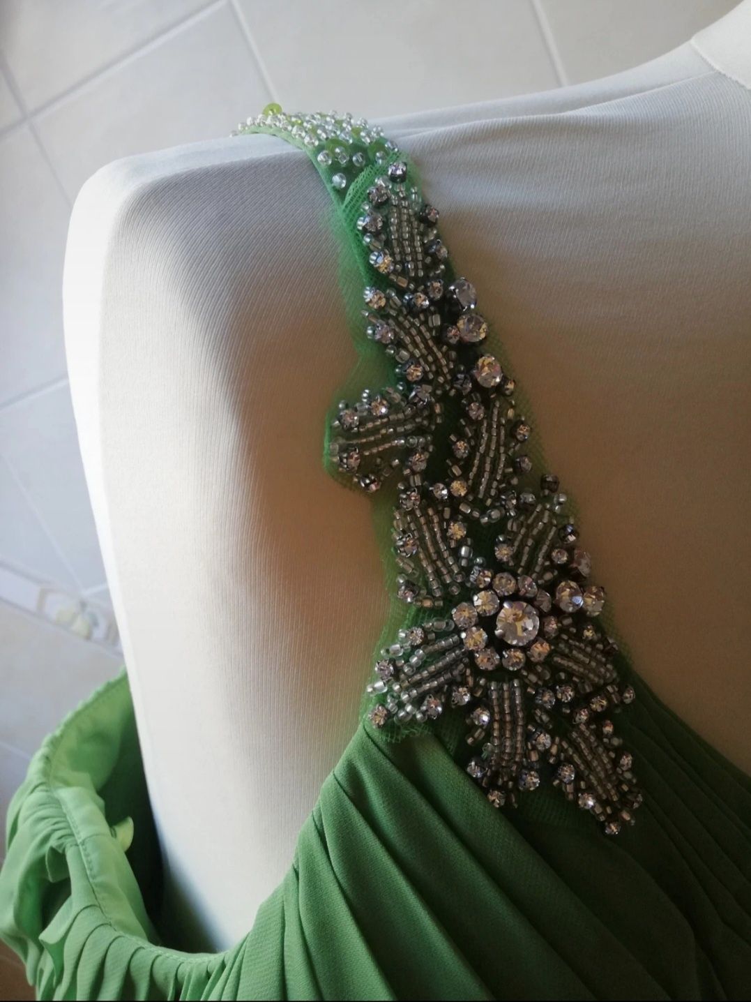 Vestido de cerimónia comprido, em verde alface