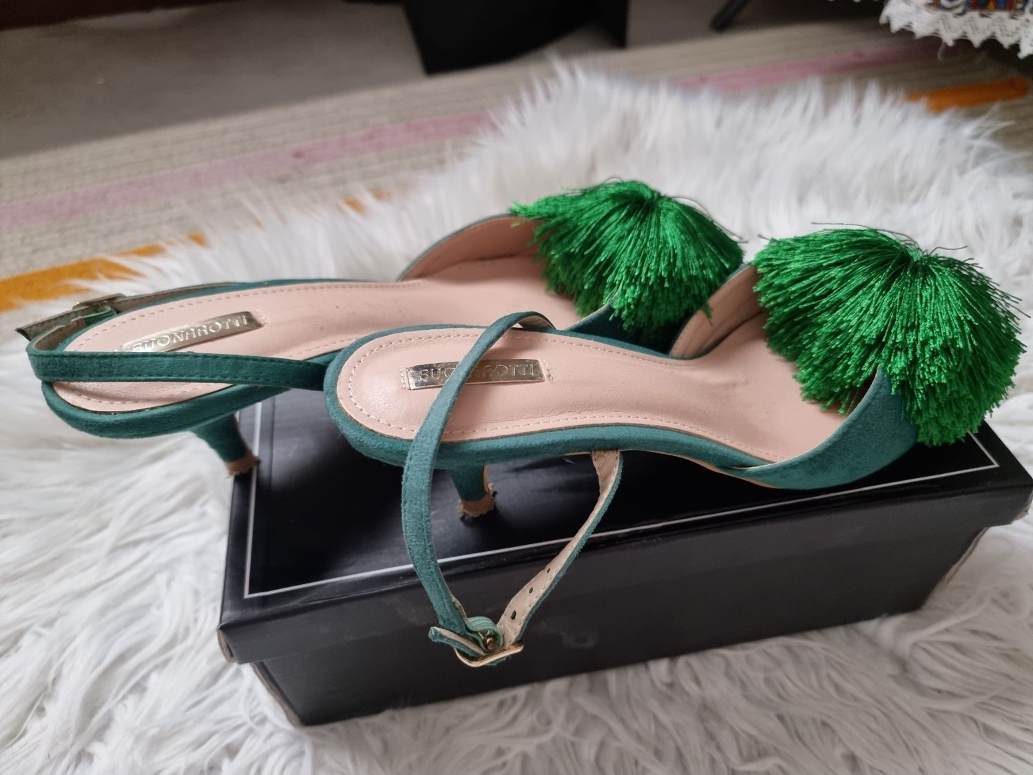 Sapato em pele verde