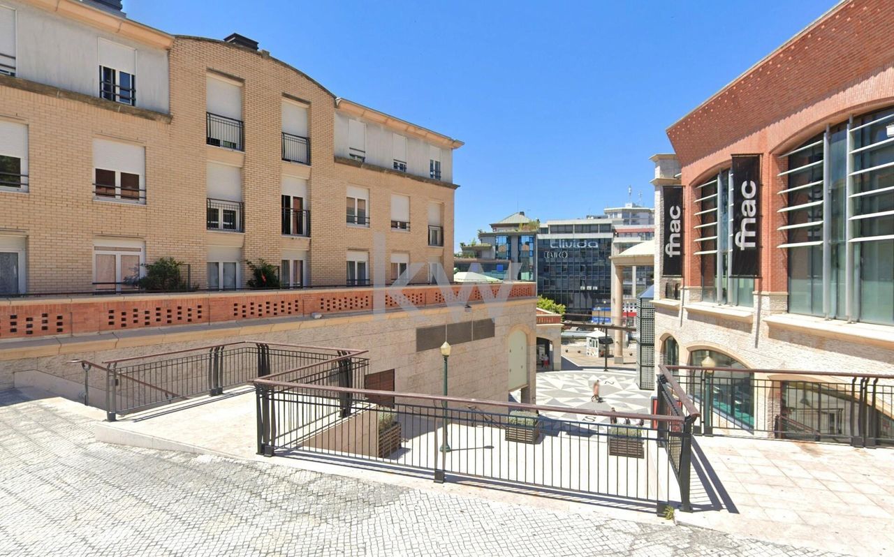 Loja no Centro Avenida, junto ao Fórum de Aveiro