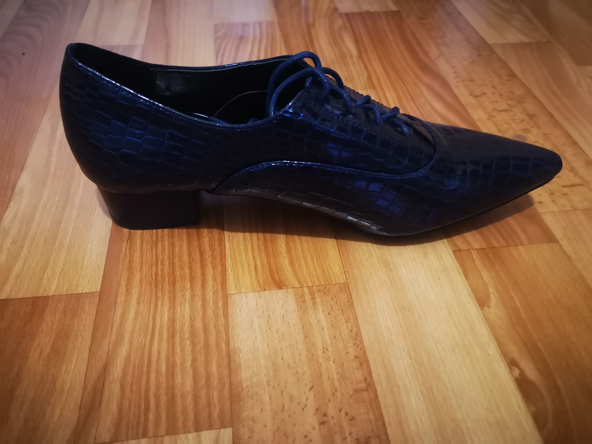 Новые красивые туфли под тиснение питона