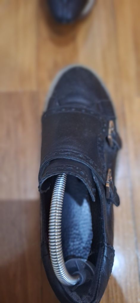 Sapatos tipo loafers mocassin em pele