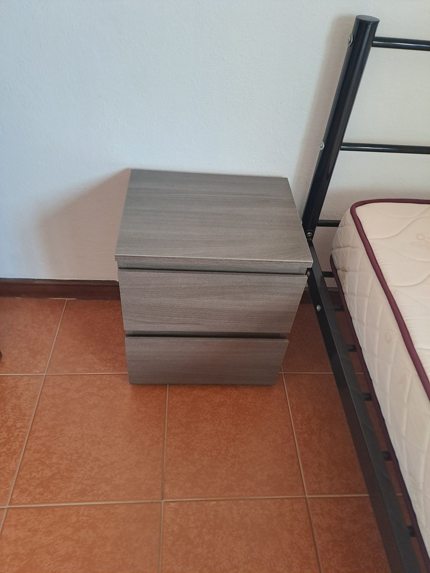 Mesas de Cabeceira com 2 Gavetas – 3 Unidades Disponíveis