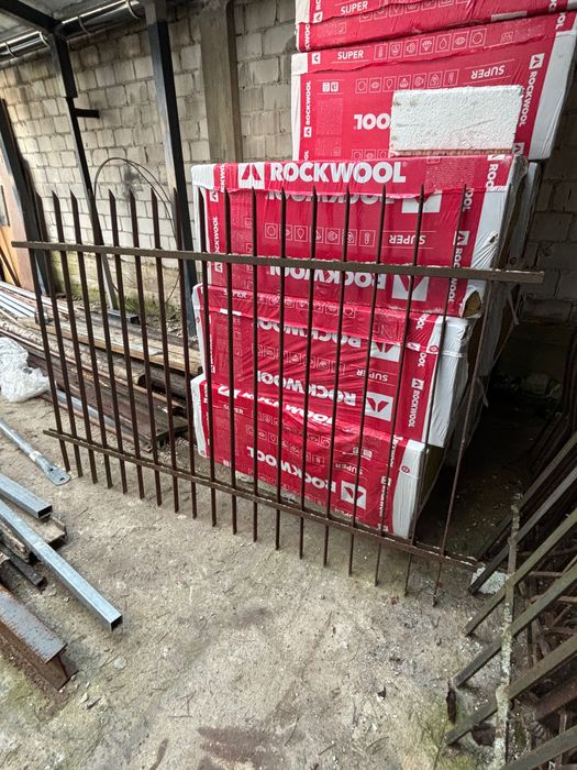 Przęsło ogrodzeniowe z grubej stali