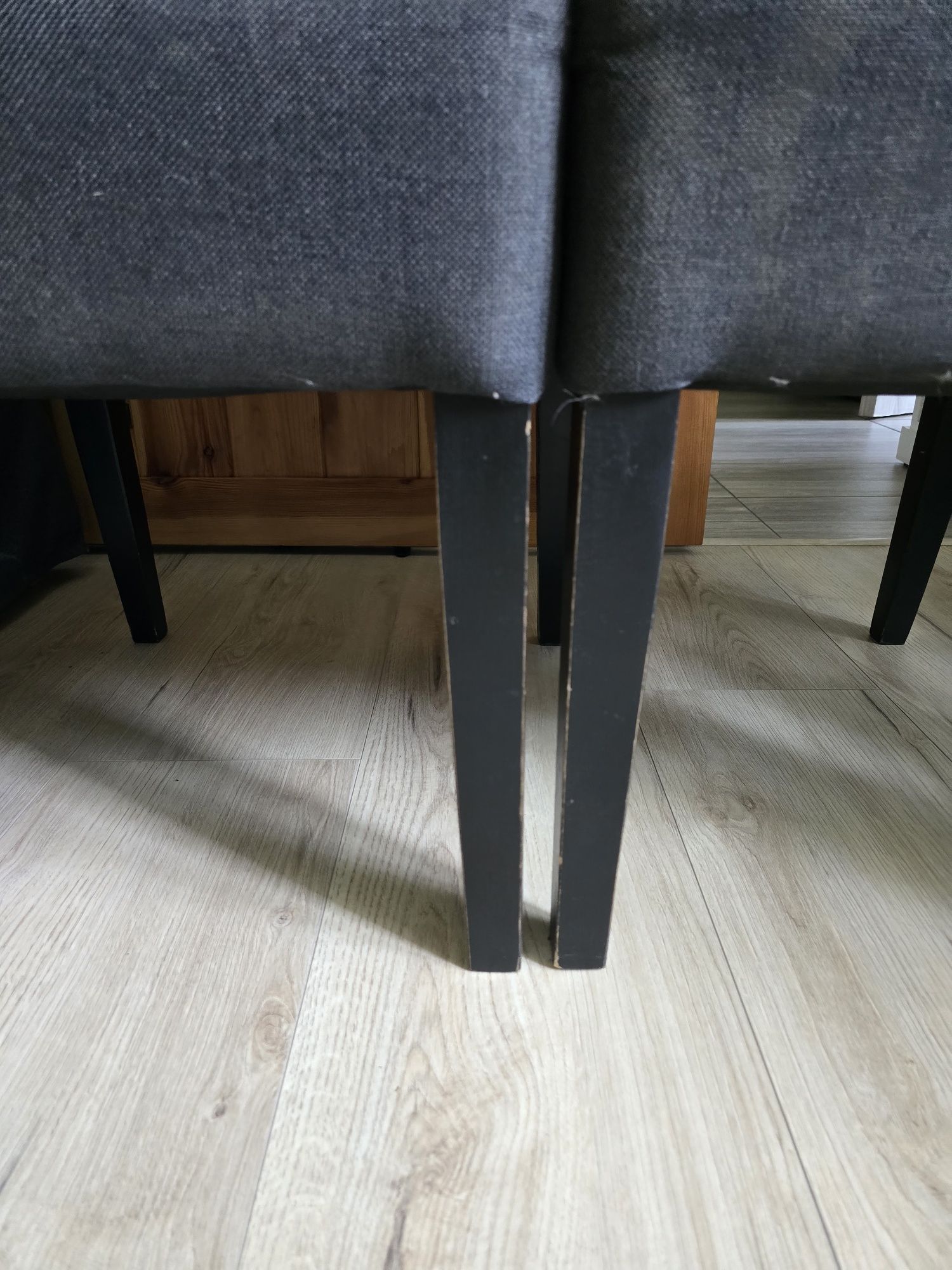 Krzesło tapicerowane/ 2 sztuki / drewniane nogi /solidne