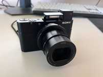 Aparat fotograficzny Sony RX100 III z etui, bateriami i kartami SD