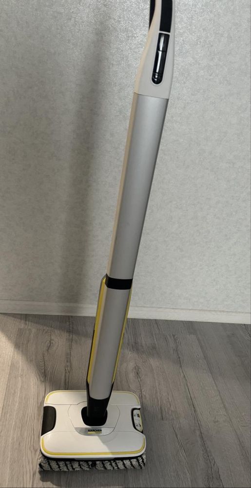 Моющий аккумуляторный пылесос Karcher FC 7