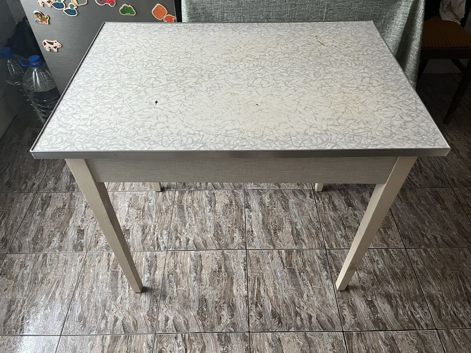 Стіл кухонний,ніжки дерево