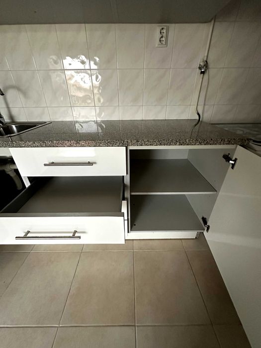 Cozinha com armários, pedra e eletrodomésticos (junto ou separado)