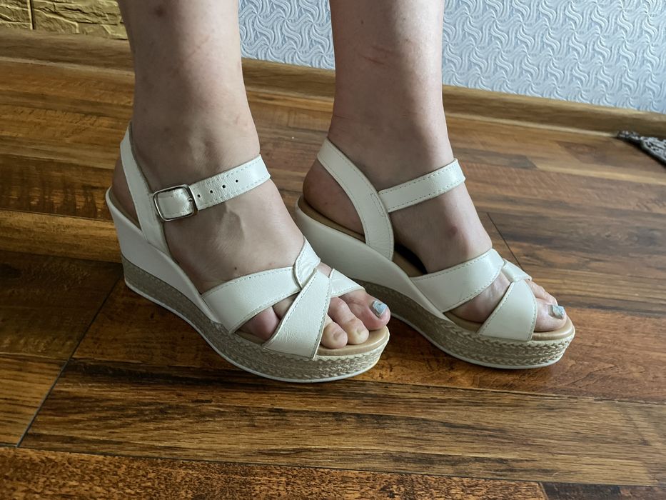 Босоніжки шкіряні