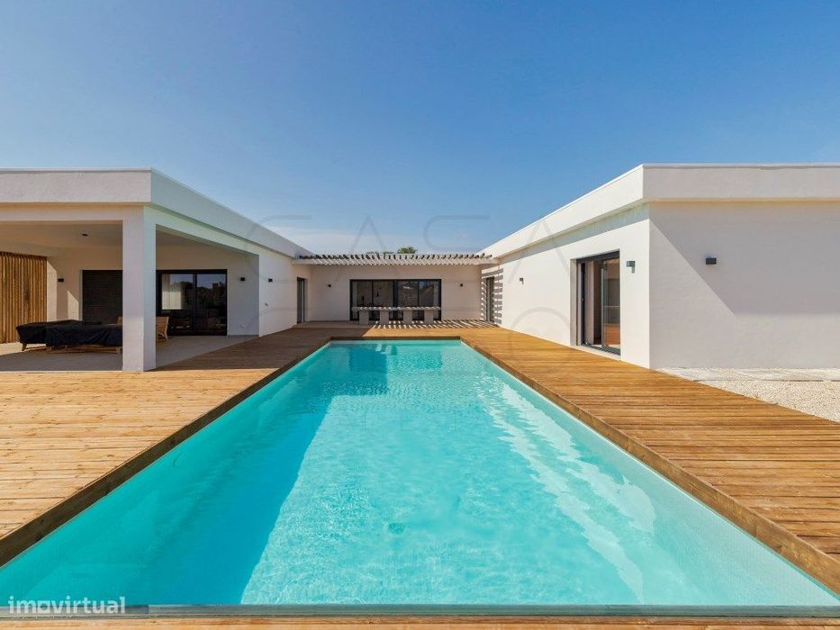 Villa em ambiente de luxo junto à praia. Condomínio fechado.