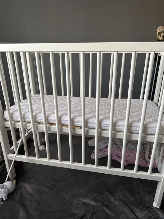 Dostawka do lóżka na kółkach