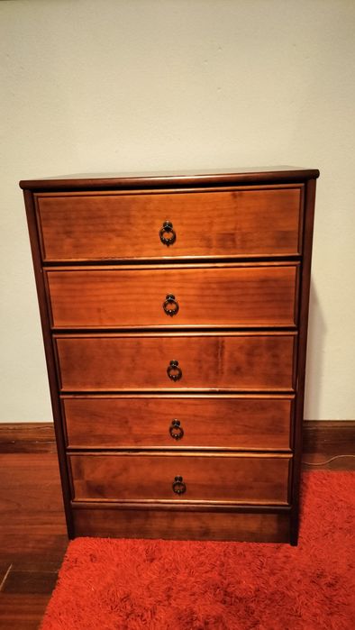 Cómoda clássica, madeira maciça alta e estreita (castanho avermelhado)