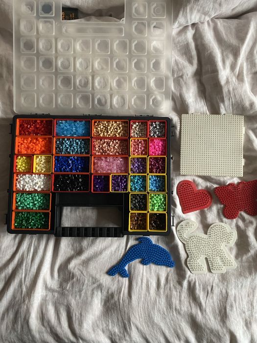 Koraliki hama midi 28 kolorów, skrzynka z koralikami plus podkładki