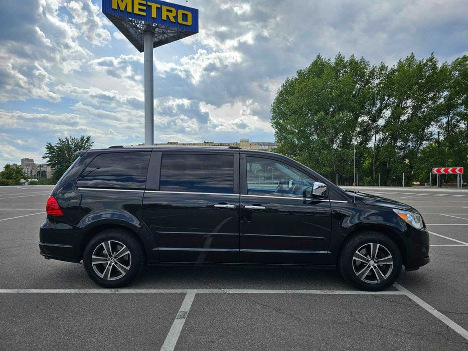 Мінівен Volkswagen Routan у максимальній комплектації SEL Premium.