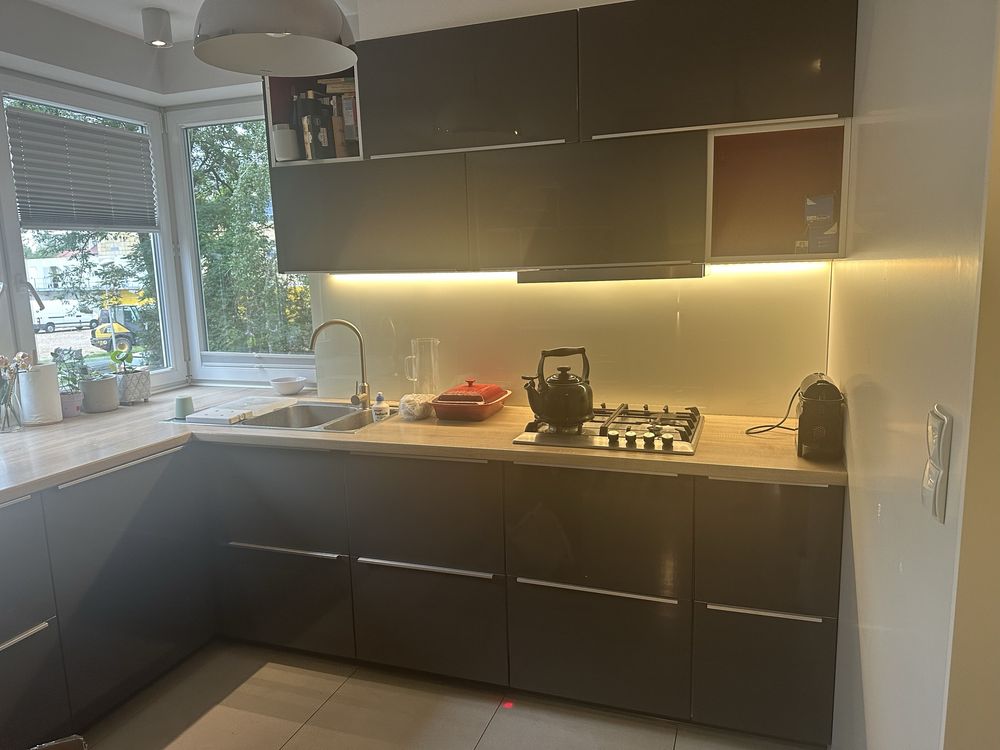 Kuchnia Ikea z lodowka w zabudowie.