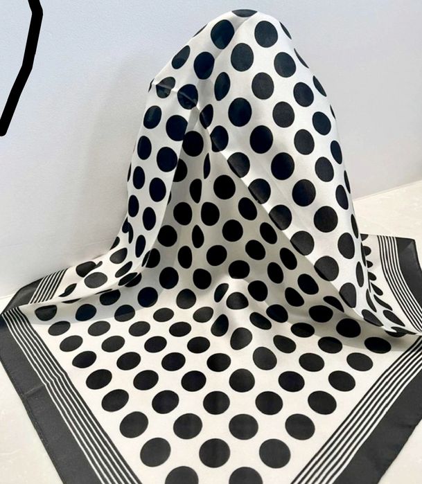 Nowa apaszka chusta 70 x 70 grochy biało-czarna jedwab sztuczny