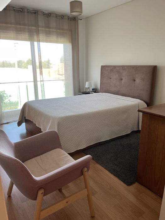 Vendo cama, cómoda, mesinha de cabeceira, espelho e poltrona