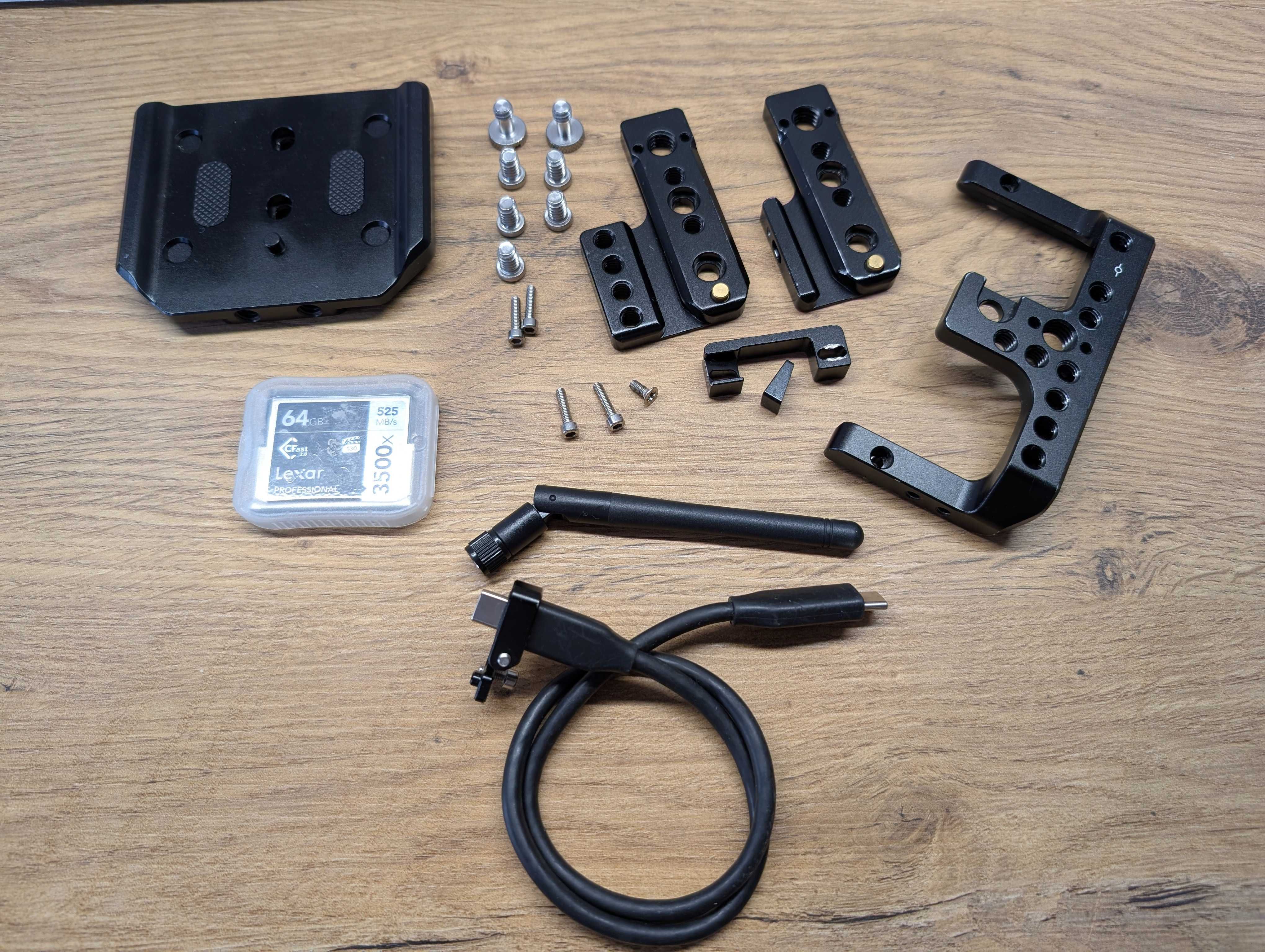 Kamera ZCAM E2 + klatka SmallRig + uchwyt NATO ze slotem na SSD T5