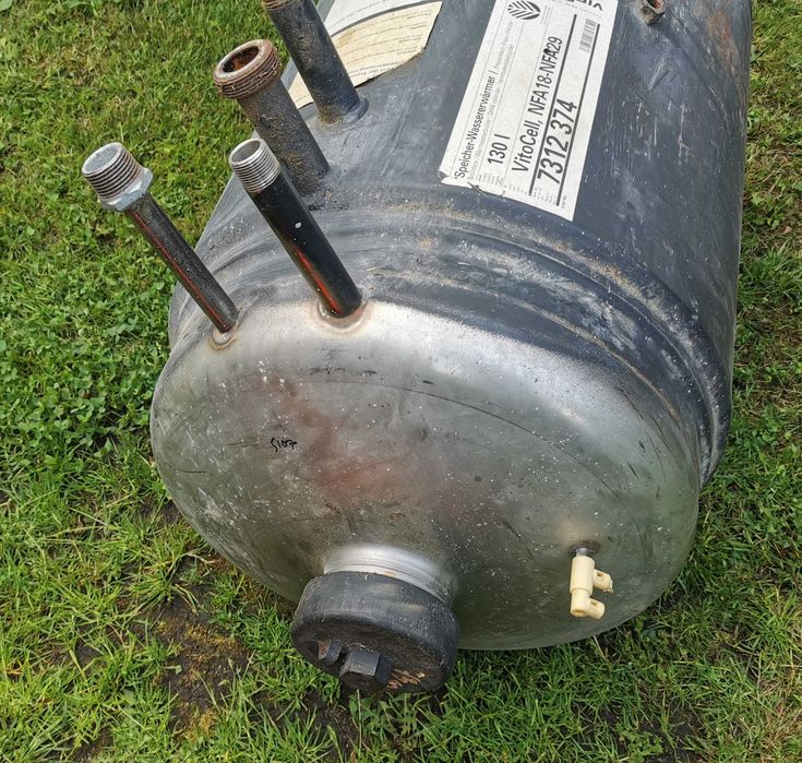 Stojący bojler płaszczowy z blachy nierdzewnej. Viessman. 130 litrów