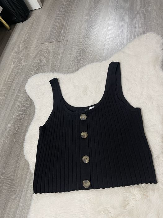 Czarny top z ozdobnymi guzikami