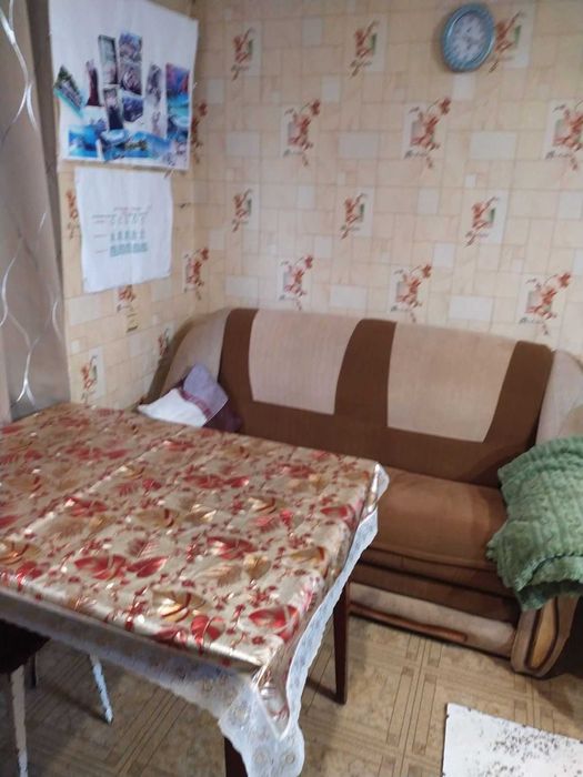 Частина цегляного будинку в затишному районі міста