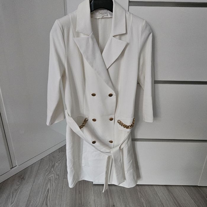 Elegancka sukienka damska zakietowa że złotymi ozdobami, rozmiar 40