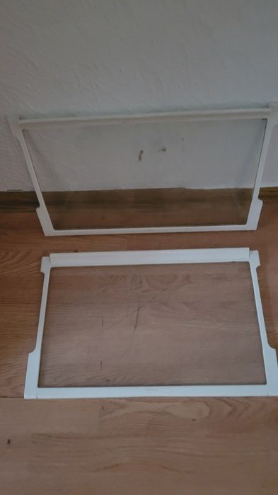 Dwie półki szklane do lodówki rozmiar 30,3 x 49,7 cm.