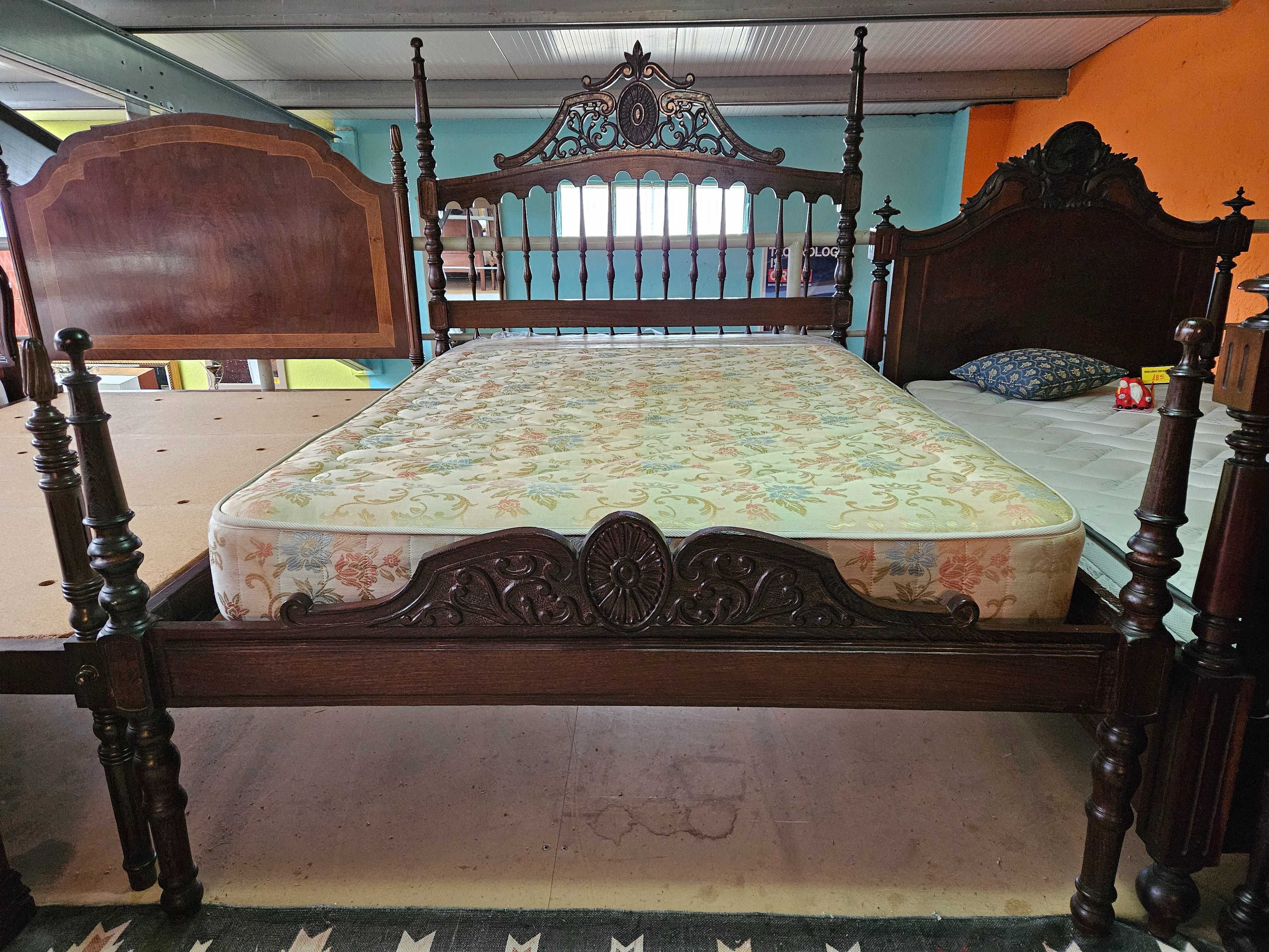 Cama com estrado e colchão - Muito bom estado geral